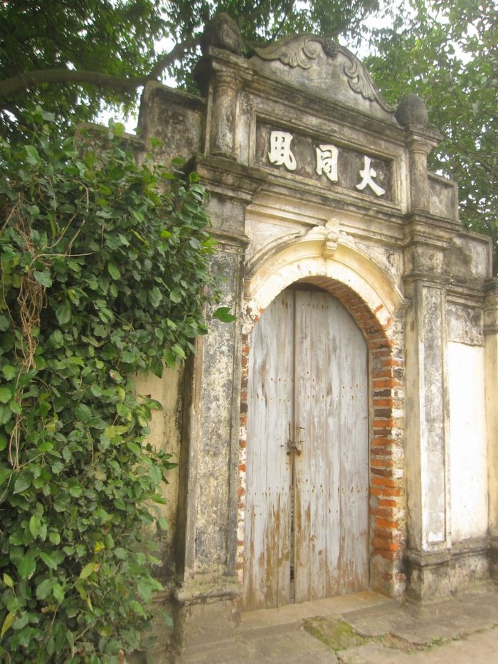 Còn tồn tại khá nhiều những chiếc cổng nhà với các niên đại khác nhau mà cổ nhất được xây từ những năm 30 của thế kỷ 20.